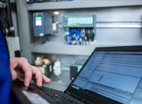 Az ipari vezérlés modernizálása SoftPLC-kkel és Unified Edge Management-el